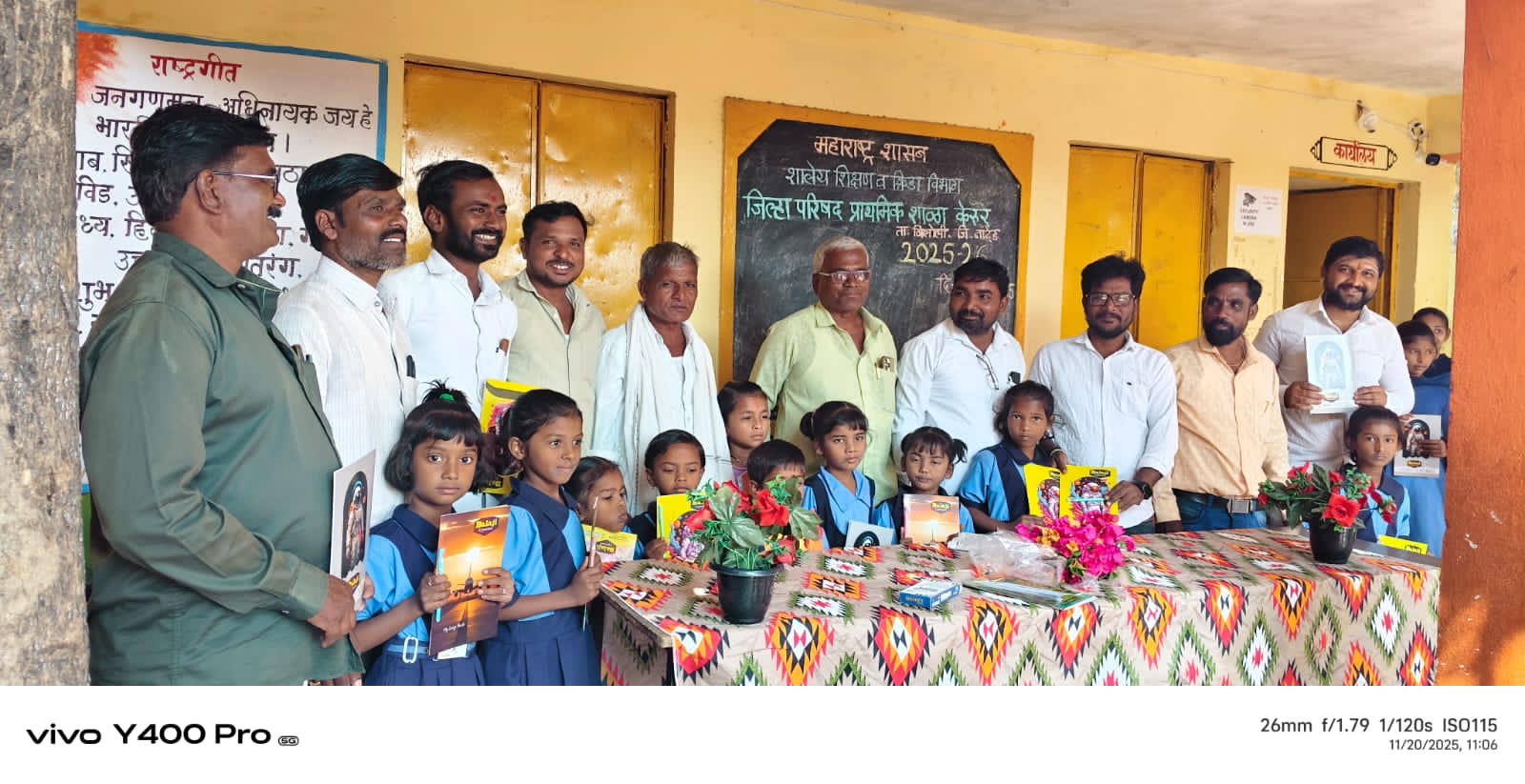 खासदार अजित गोपछडे व लक्ष्मण ठक्करवाड यांच्या वाढदिवसानिमित्त वही पेन वाटप