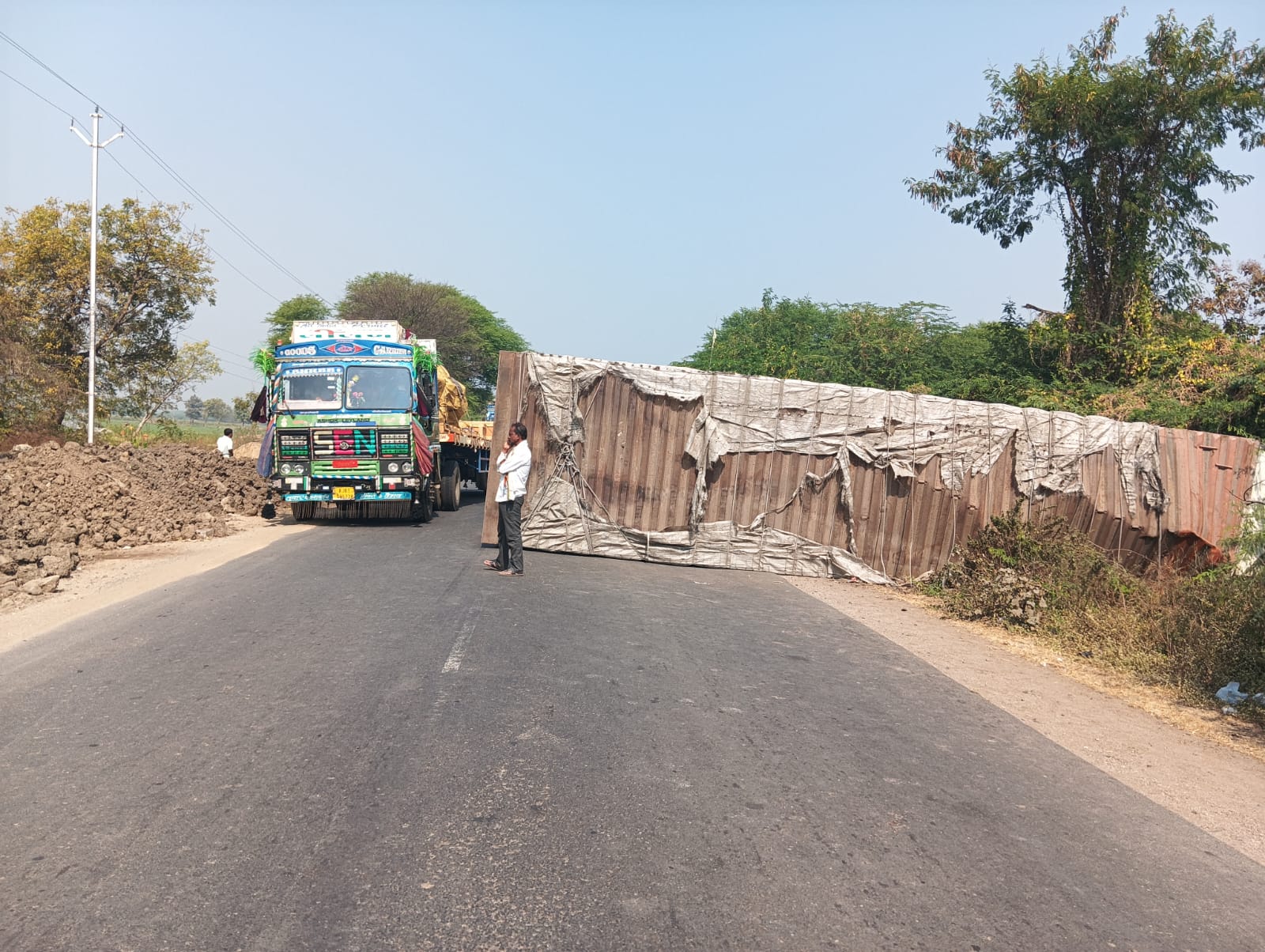 नांदेड–हैदराबाद राज्य महामार्गावर अटकळी येथे कंटेनरचा भीषण अपघात; दोन जण जखमी