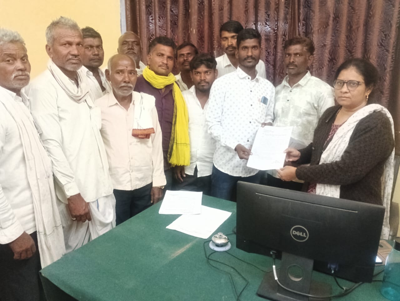 आळंदी येथे दलित स्मशानभूमीच्या रस्त्यावर शेतकऱ्यांचे अतिक्रमण