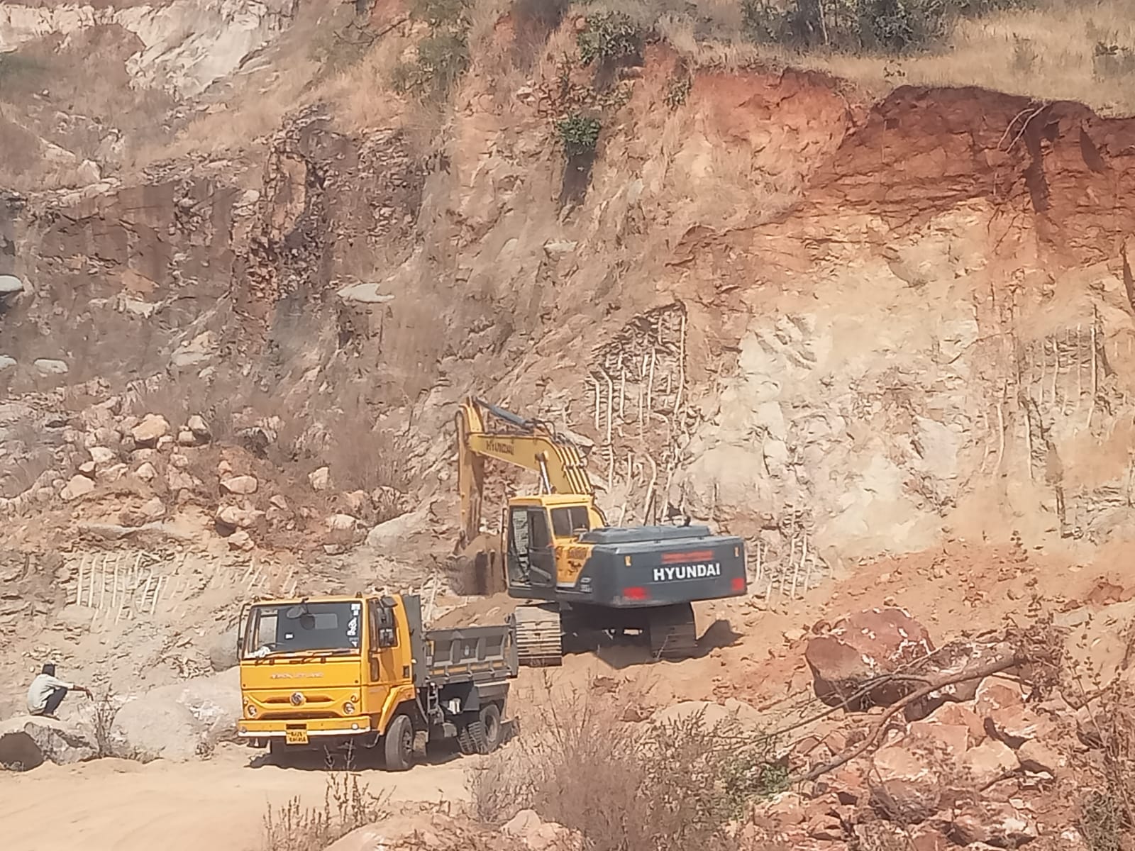 हिप्परगा थडी परिसरात राॅयलटीच्या नावाखाली हजारो ब्रास मुरूम उत्खनन