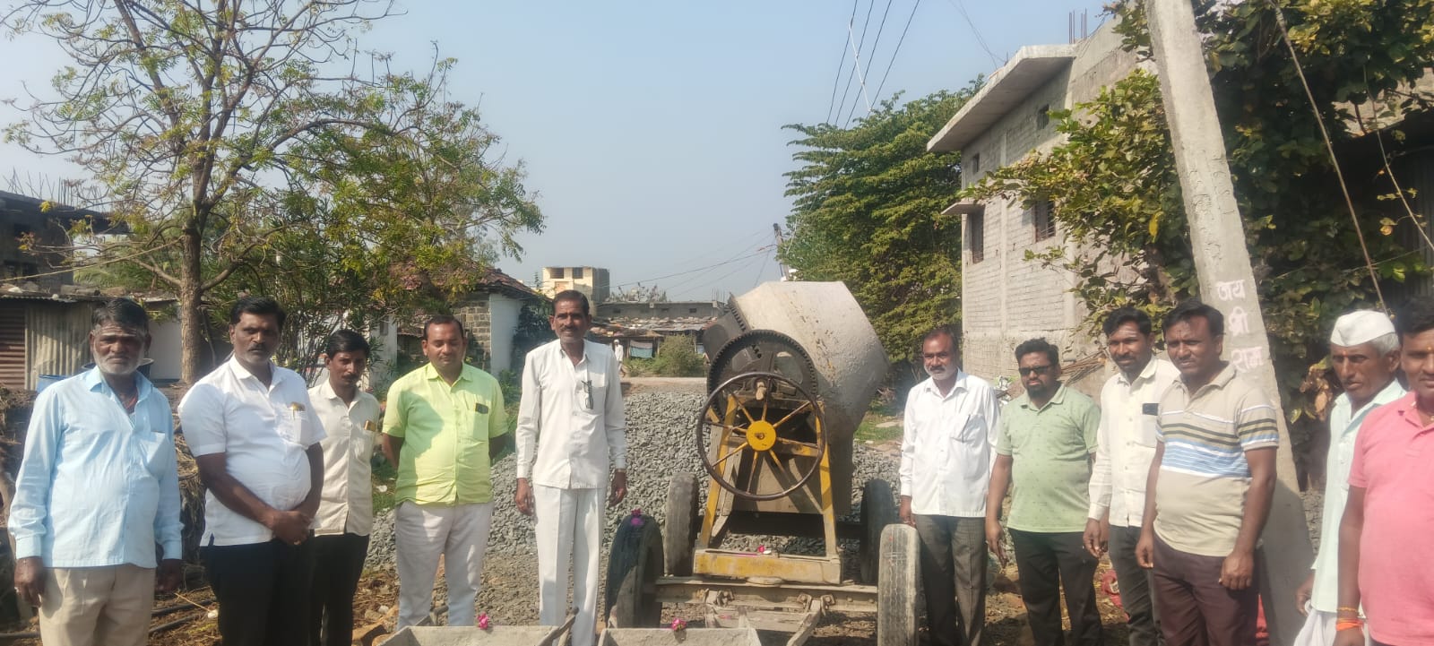 अटकळी येथील सी.सी.रस्त्याचे भुमीपूजन  उपसरपंच रणवीर डोंगरे यांच्या हस्ते करण्यात आले. यावेळी शिवाजी पाटील डोंगरे सय्यद  ऊत्तम बत्तलवाड हंनमत पोलकमवाड विठ्ठल पोलकमवाड मुख्तार शेख गोविंद झूरवाड