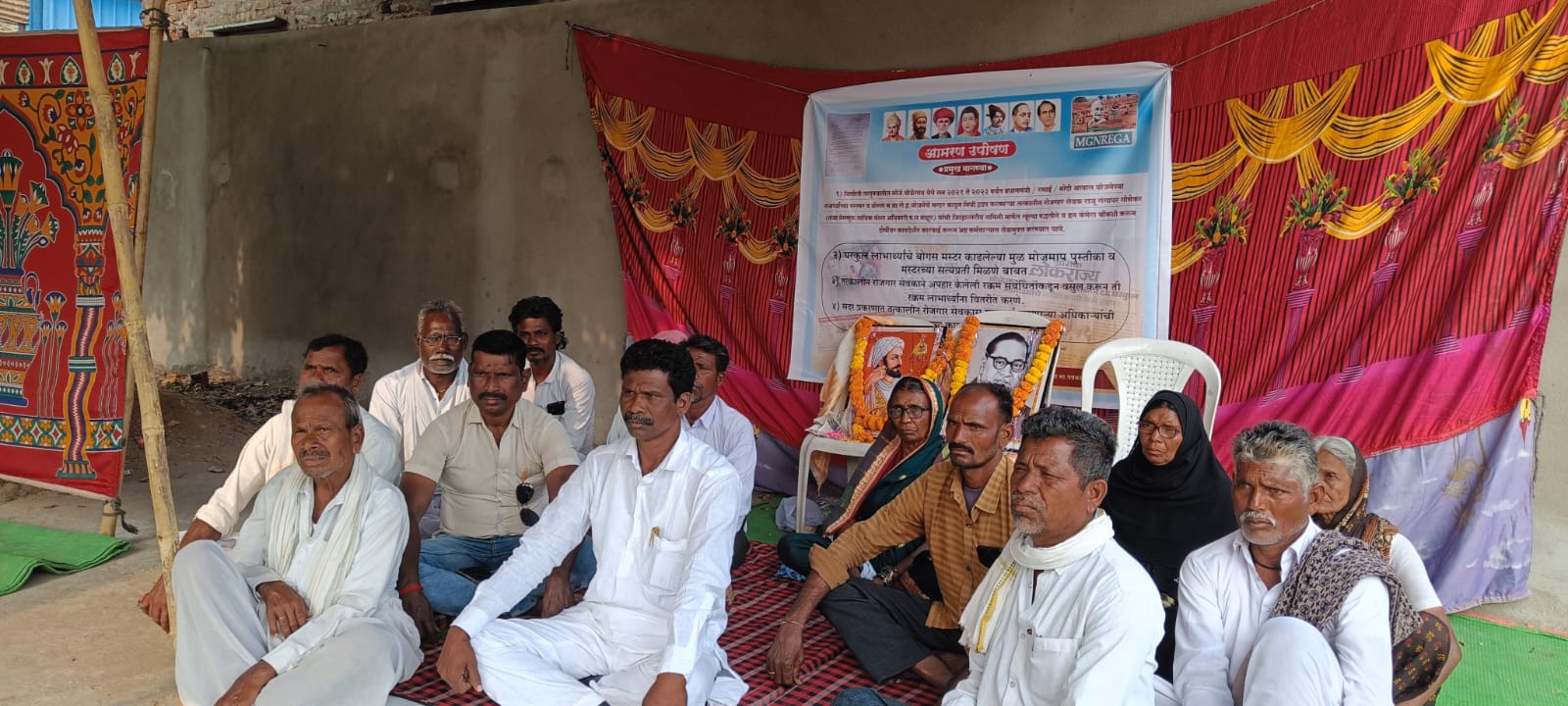 प्रजासत्ताक दिनाच्या पूर्वसंध्येला बोळेगांव येथील रोजगार सेवक यांने केलेल्या भ्रष्टाचार विरोधात बिलोली पंचायत समिती कार्यालय समोर मारोती भालेराव यांचे उपोषण