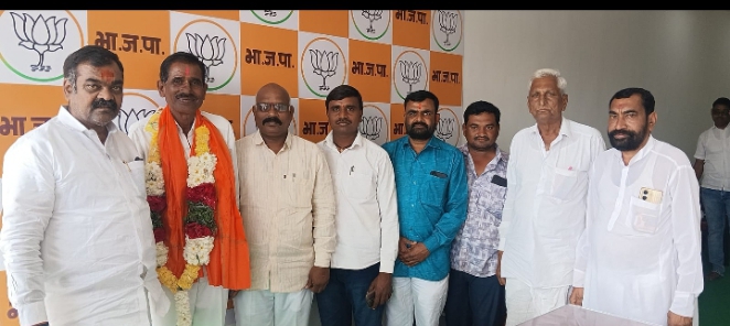 अटकळी चे उपसरपंच श्री रणवीर डोंगरे यांचा वाढदिवस मा. श्रावण पाटील भिलवंडे यांनी केक कापून शाल व श्रीफळ देऊन त्यांचा सत्कार केले आहेत यावेळी नरसी येथील श्रावण पाटील भिलवंडे मित्र मंडळ श्री मारुती पाटील बुके श्री कनशेटे सर राजेश पोलकमवाड,भिसे साहेब नरसीकर व श्रावण पाटील मित्र मंडळाचे असंख्य कार्यकर्ते उपस्थित होते