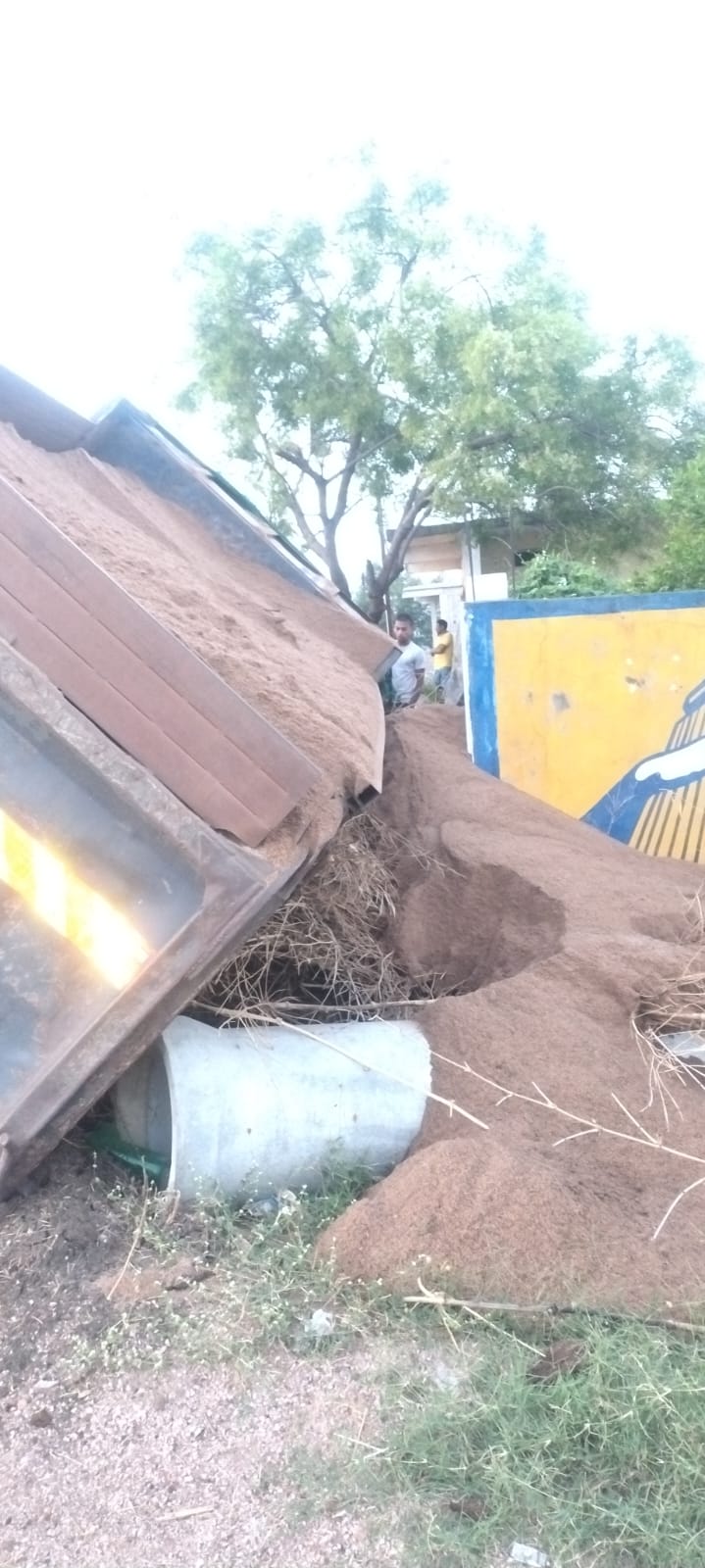 चालकाला डुलकी लागली अन् रेतीचा टिप्पर पलटी; शेळगाव नृसिंह येथील घटना, मोठा अनर्थ टळला